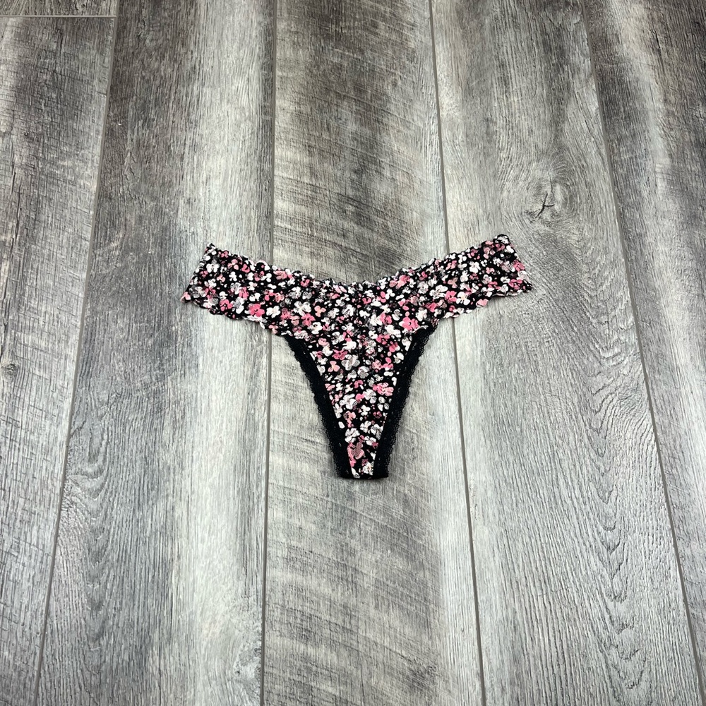 VS Black‎ Floral Lace Thong